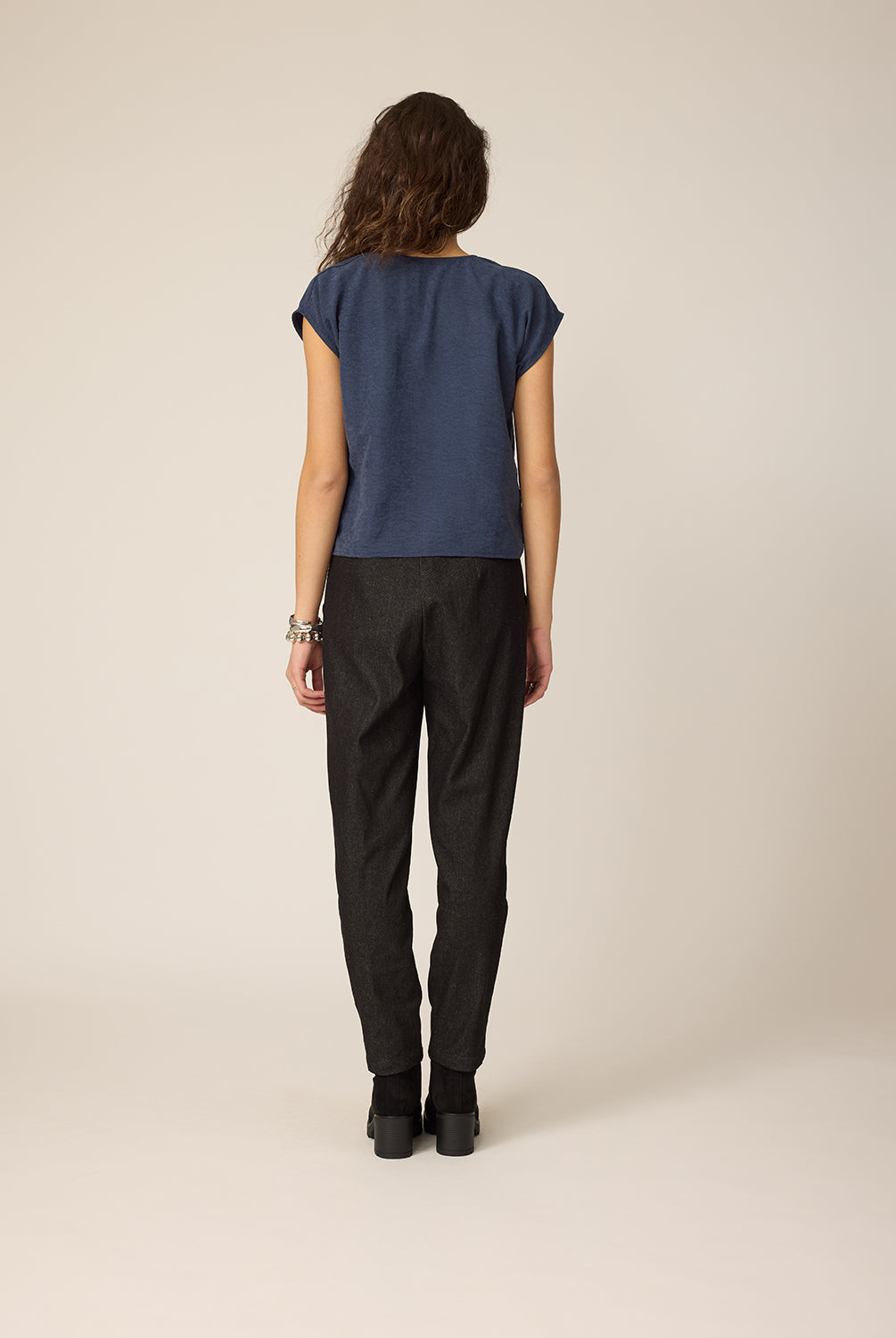 chlo-par-cokluch-haut-tshirt-gwen-indigo-pantalon-aaron-noir-ah2627