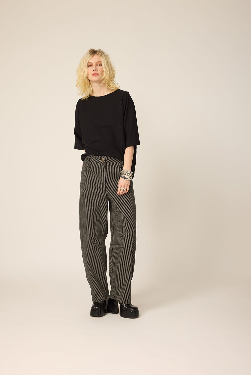 chlo-par-cokluch-haut-tshirt-jacob-noir-pantalon-lee-omaley-ah2627