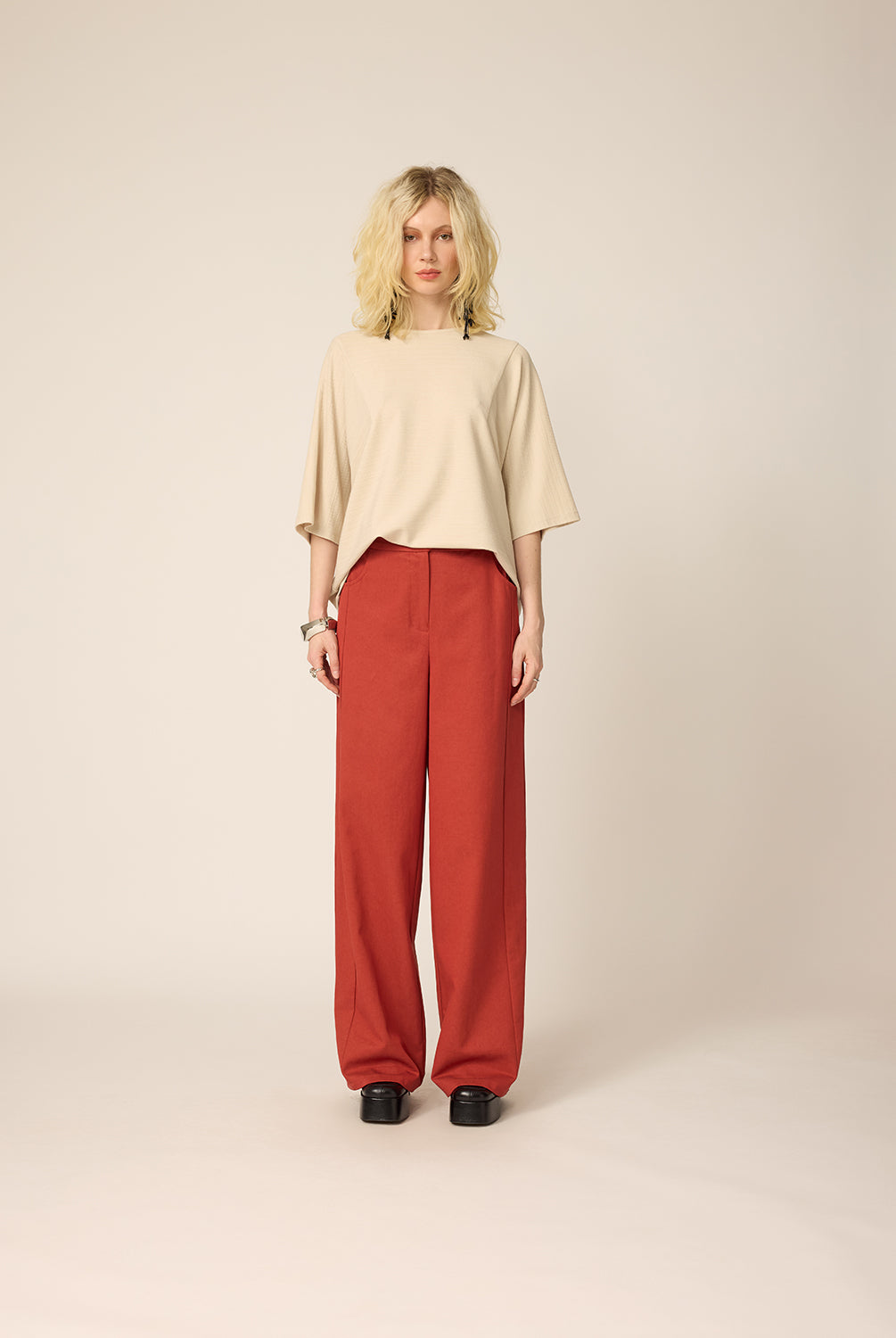chlo-par-cokluch-haut-tshirt-jacob-sand-pantalon-romeo-chili-ah2627
