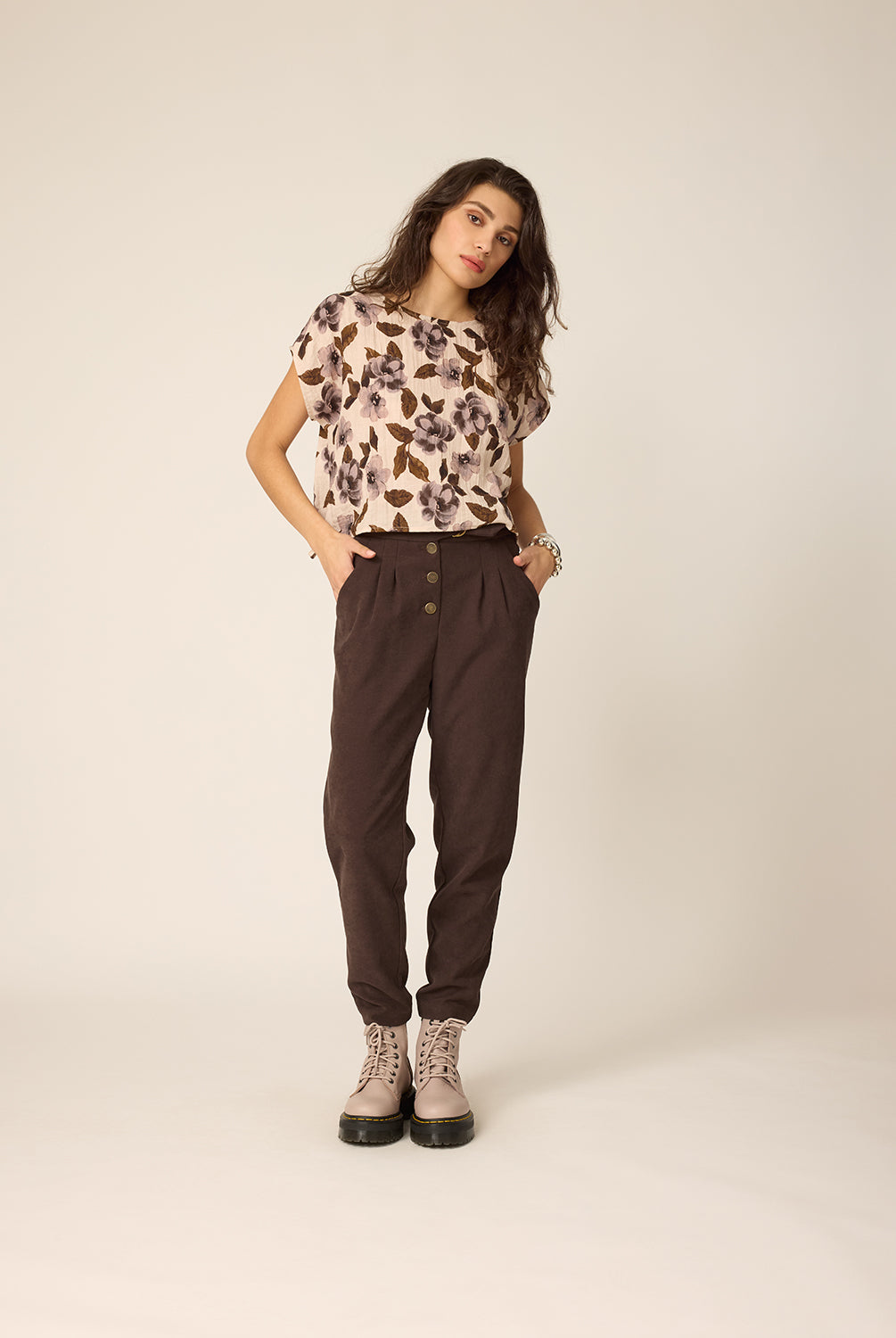 chlo-par-cokluch-haut-tshirt-jay-flowers-naturel-pantalon-joey-espresso-ah2627