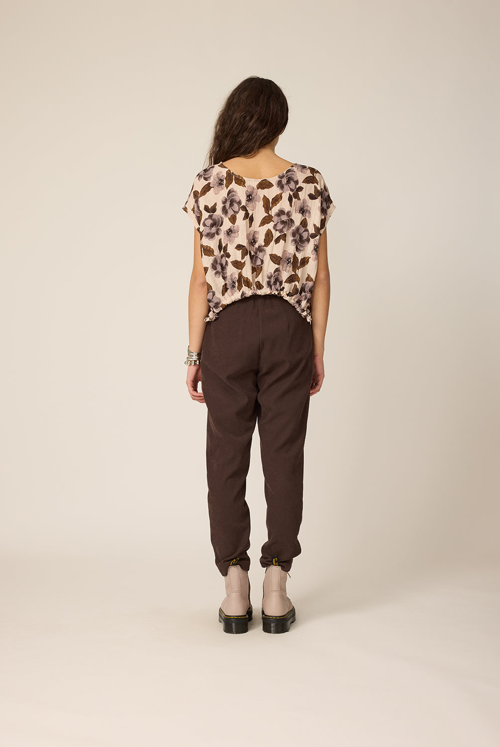 chlo-par-cokluch-haut-tshirt-jay-flowers-naturel-pantalon-joey-espresso-ah2627
