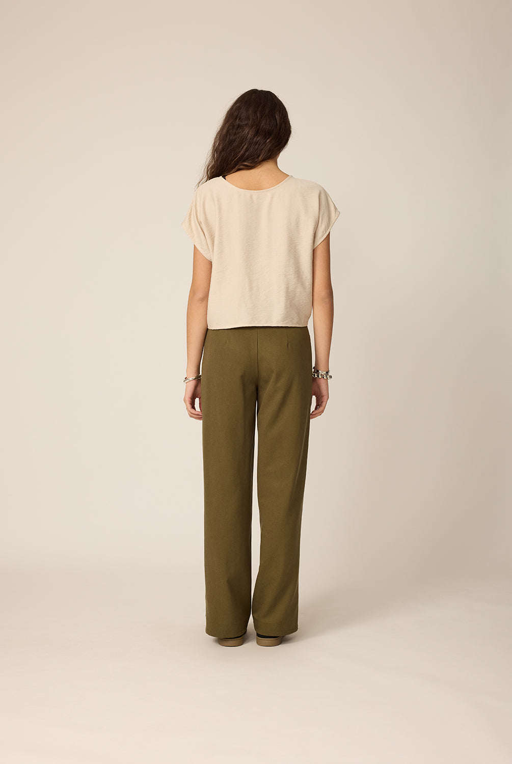 chlo-par-cokluch-haut-tshirt-jay-grege-pantalon-romeo-olive-ah2627