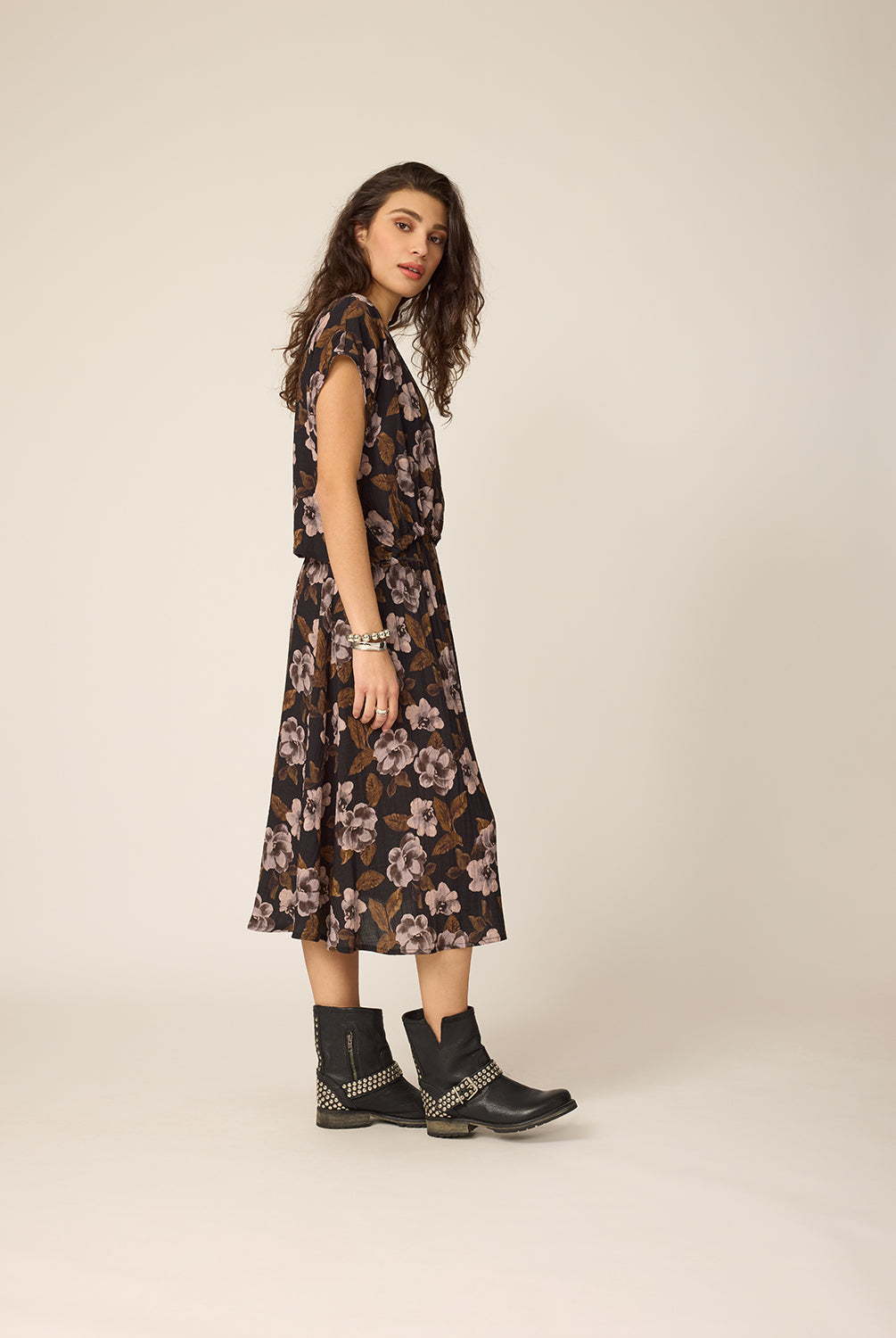 chlo-par-cokluch-haut-tshirt-jay-jupe-courtney-flowers-noir-ah2627