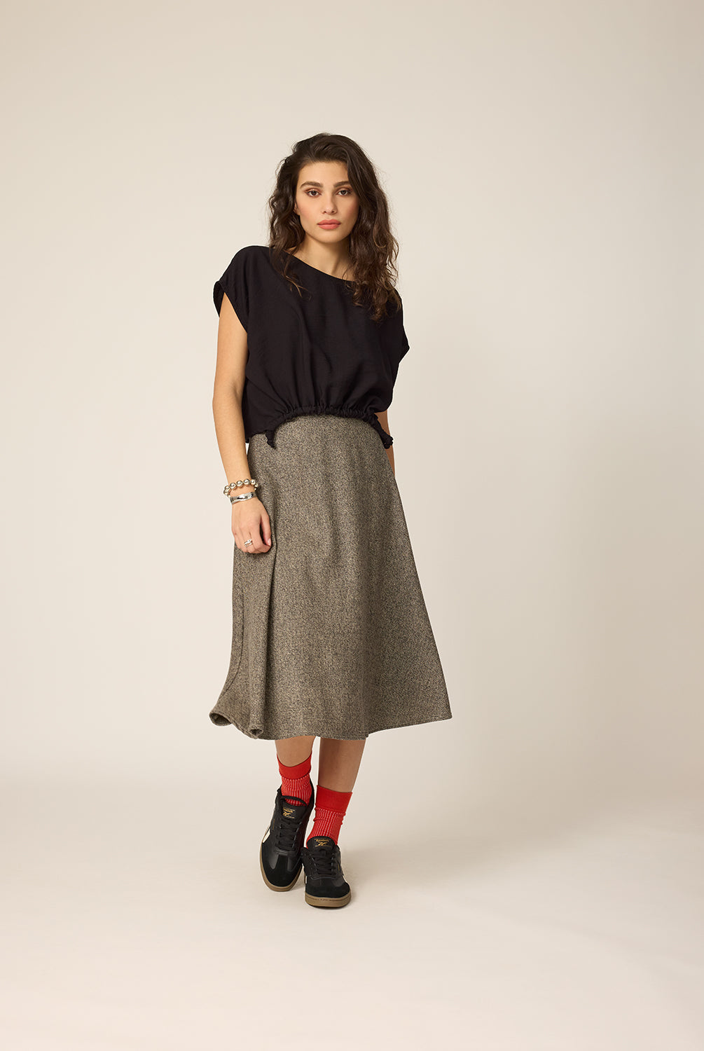 chlo-par-cokluch-haut-tshirt-jay-noir-jupe-amber-tweed-grege-ah2627