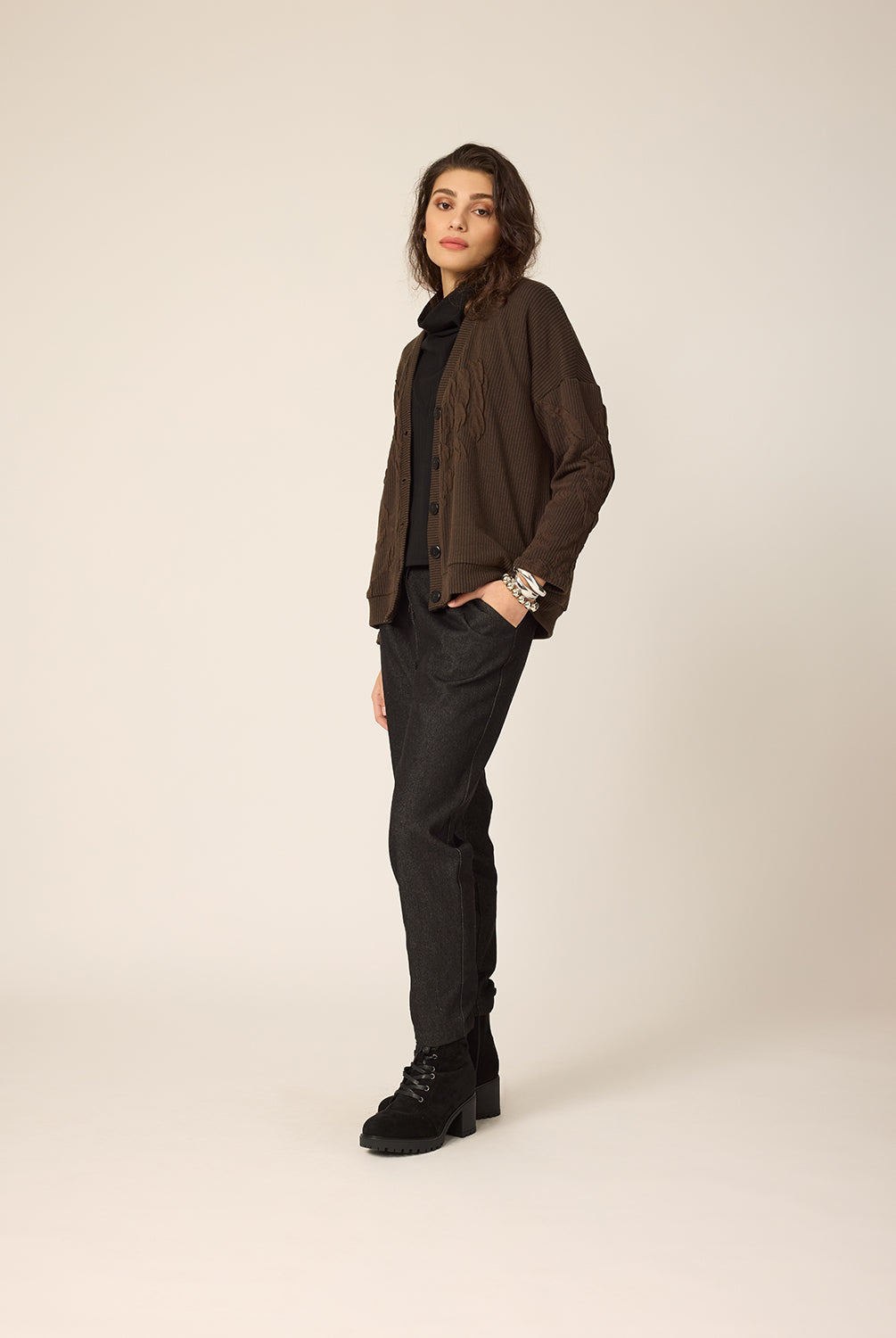 chlo-par-cokluch-haut-veste-cardigan-gus-marron-haut-colroule-reeves-pantalon-aaron-noir-ah2627