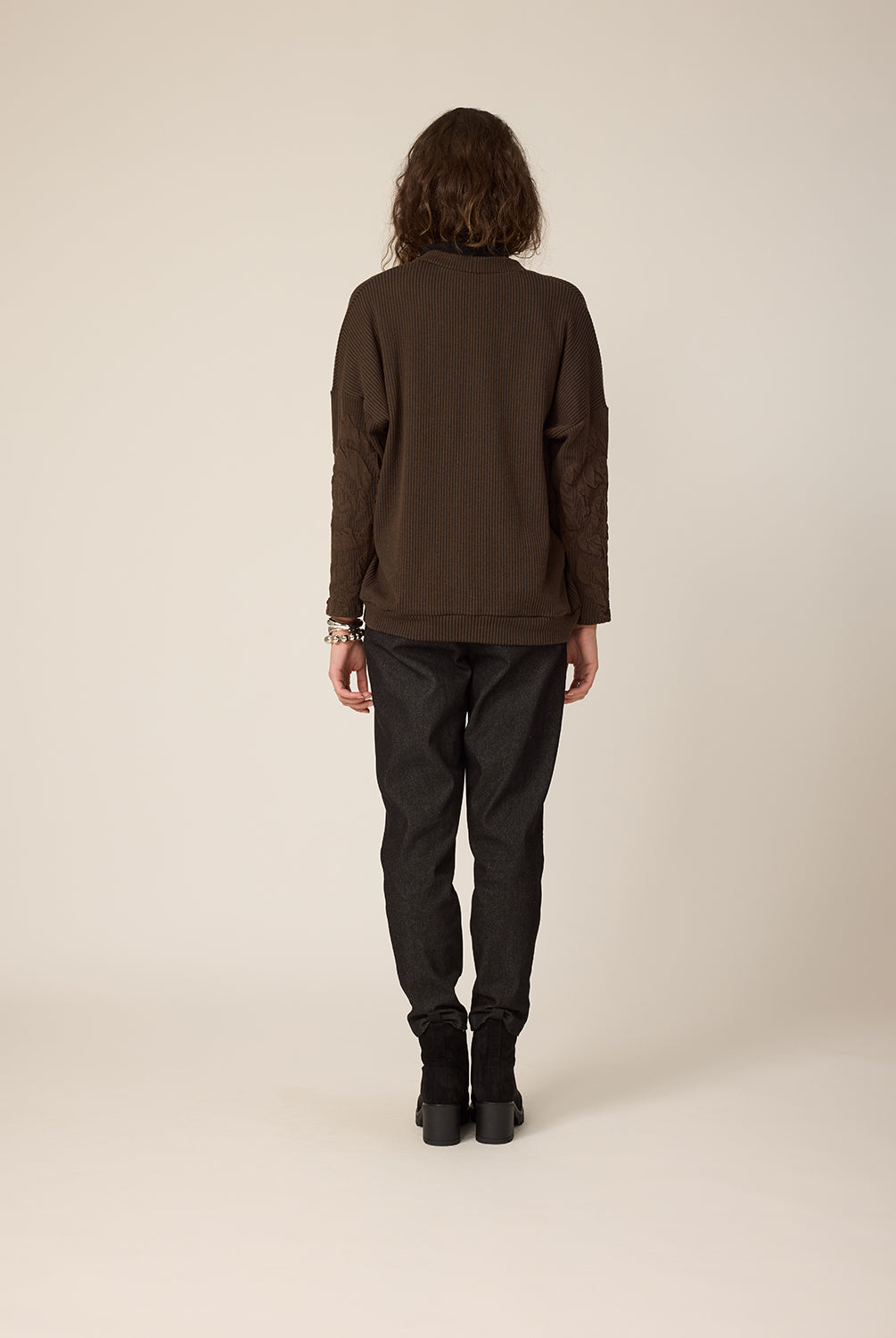 chlo-par-cokluch-haut-veste-cardigan-gus-marron-pantalon-aaron-noir-ah2627