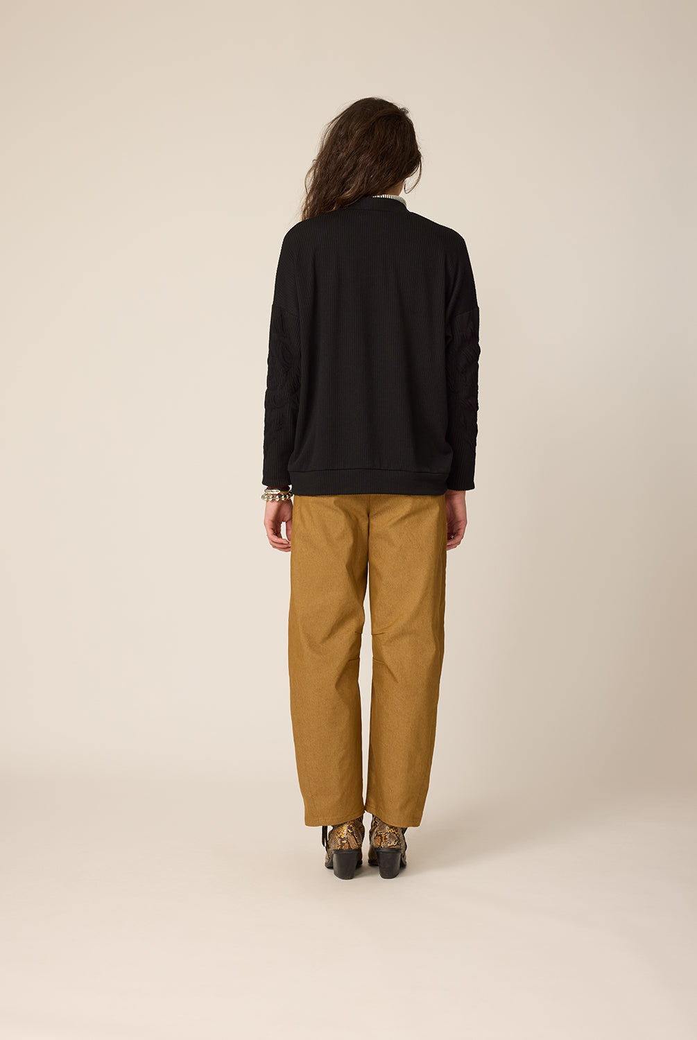 chlo-par-cokluch-haut-veste-cardigan-gus-noir-pantalon-lee-gold-ah2627
