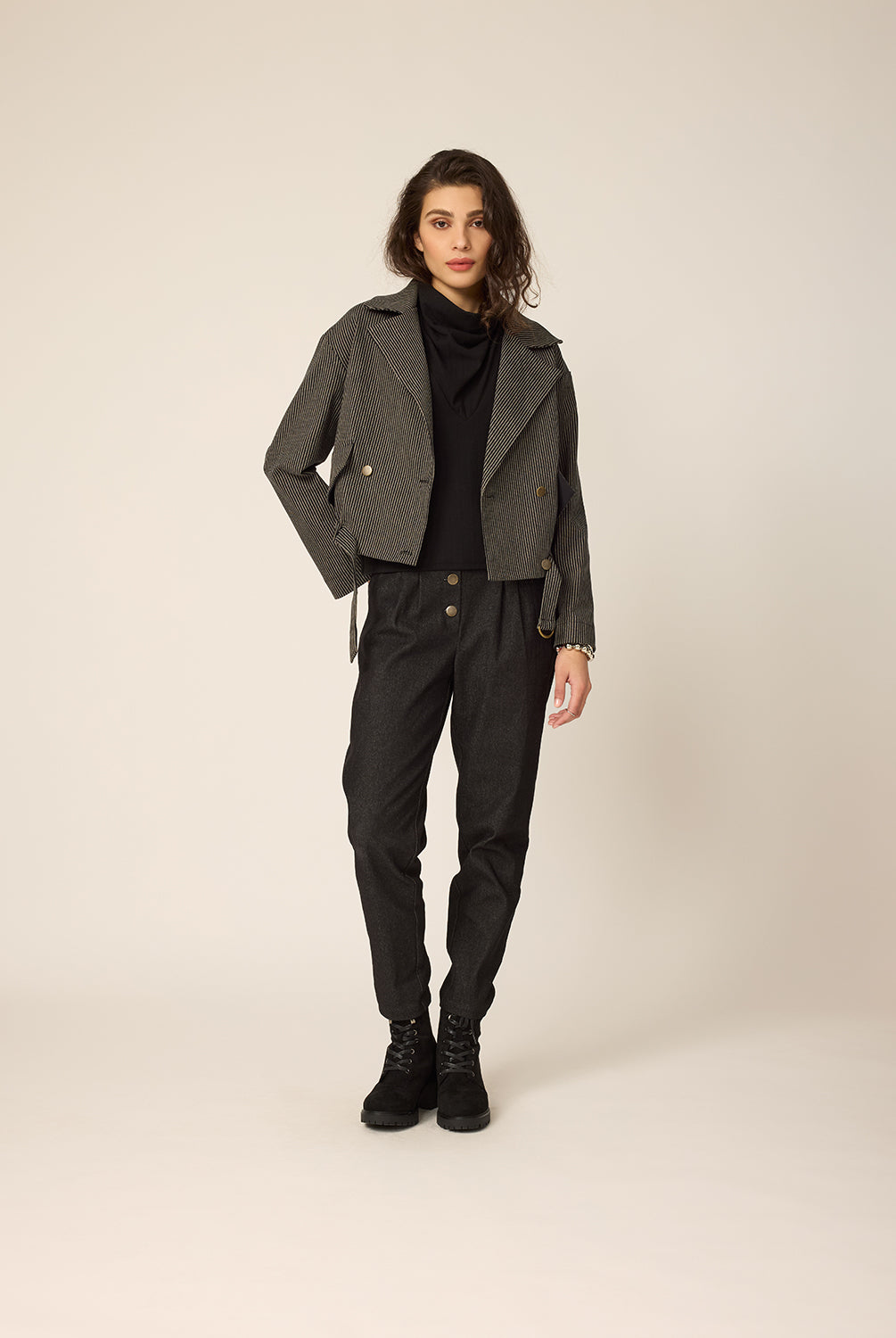 chlo-par-cokluch-veste-pardessus-blaise-omaley-haut-pull-paz-noir-pantalon-aaron-noir-ah2627
