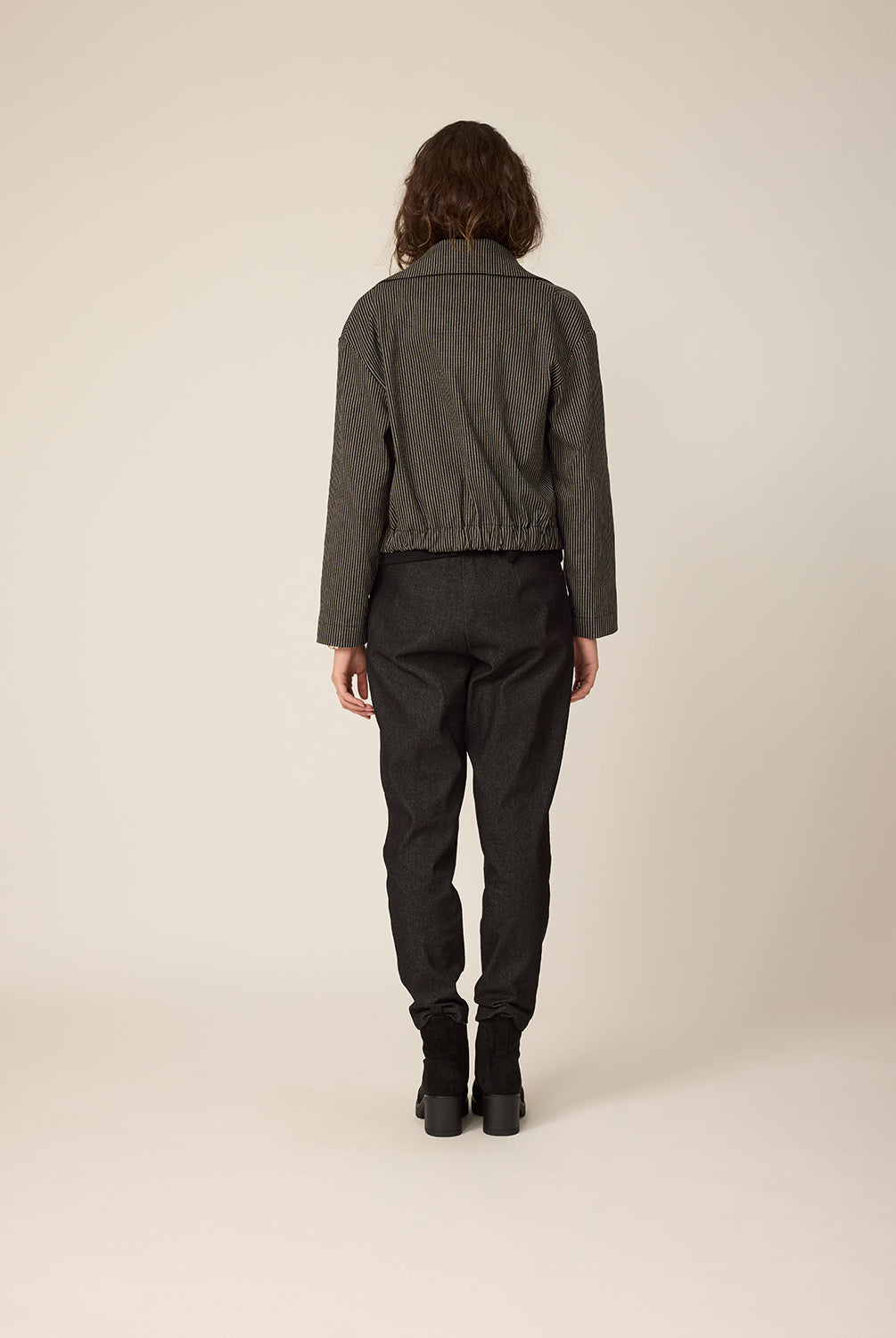 chlo-par-cokluch-veste-pardessus-blaise-omaley-haut-pull-paz-noir-pantalon-aaron-noir-ah2627