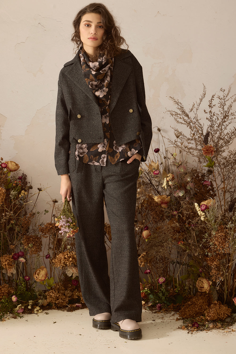 chlo-par-cokluch-veste-pardessus-blaise-tweed-noir-chemise-june-flowers-noir-pantalon-zaho-ah2627