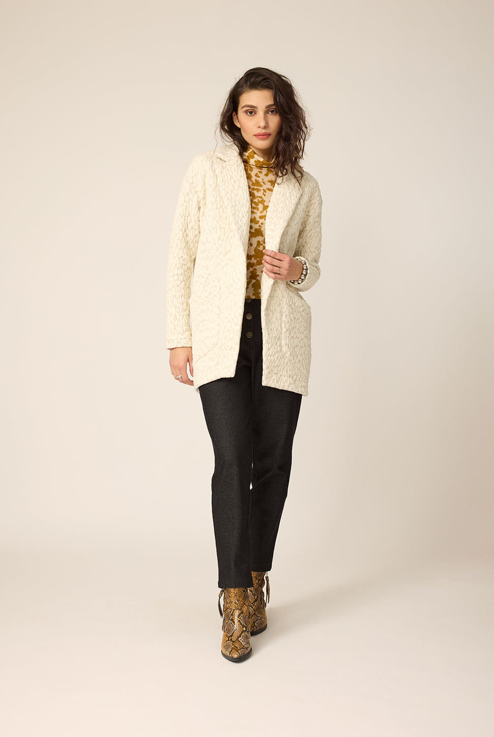 chlo-par-cokluch-veston-blazer-pardessus-evan-naturel-haut-pull-colroule-polly-leo-curry-pantalon-aaron-noir-ah2627