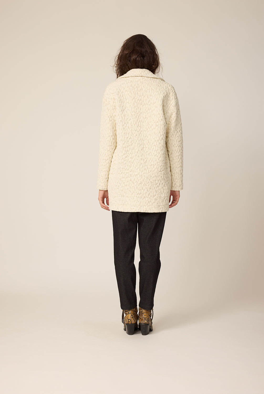 chlo-par-cokluch-veston-blazer-pardessus-evan-naturel-haut-pull-colroule-polly-leo-curry-pantalon-aaron-noir-ah2627