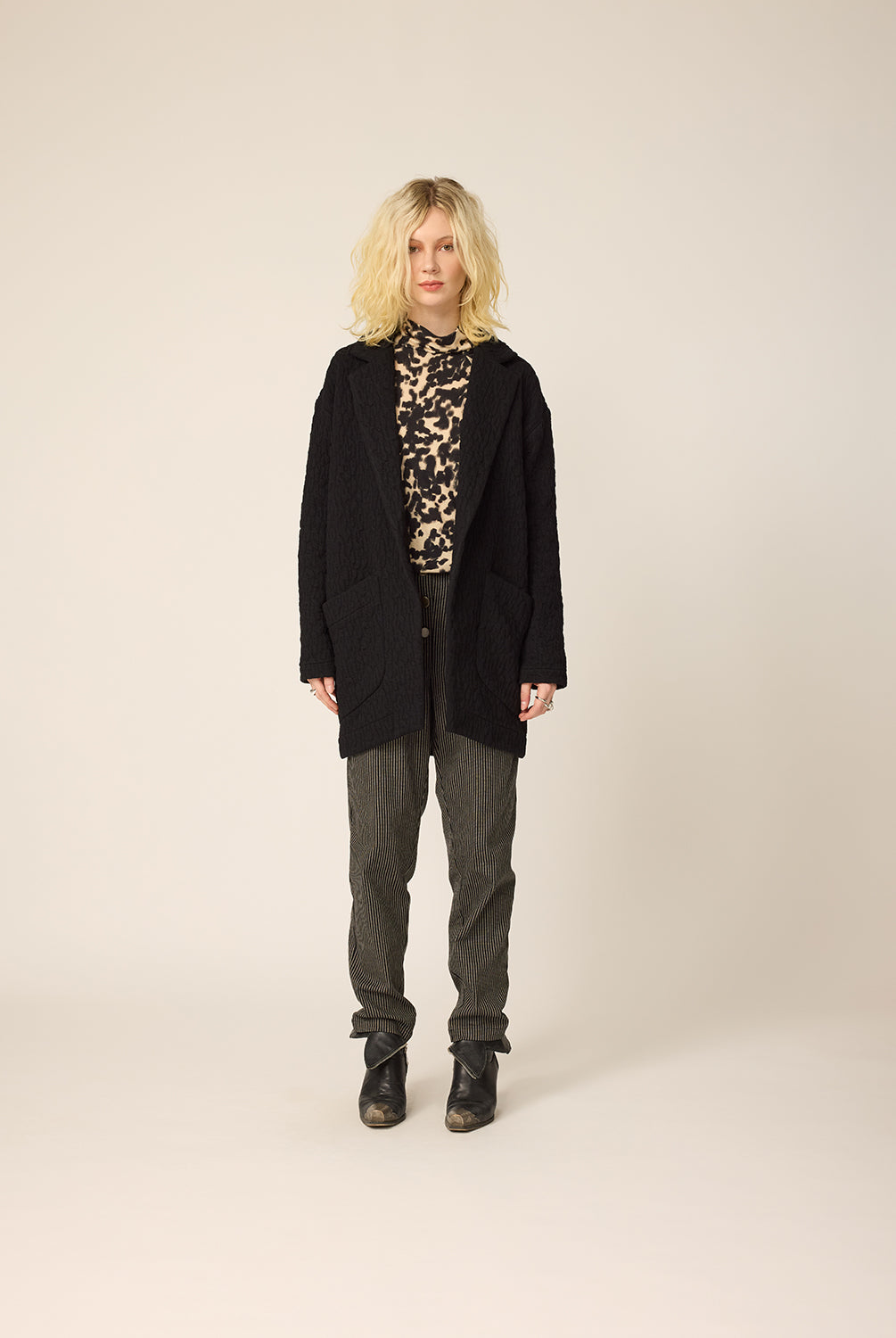 chlo-par-cokluch-veston-blazer-pardessus-evan-noir-haut-pull-polly-leo-noir-pantalon-aaron-joey-omaley-ah2627