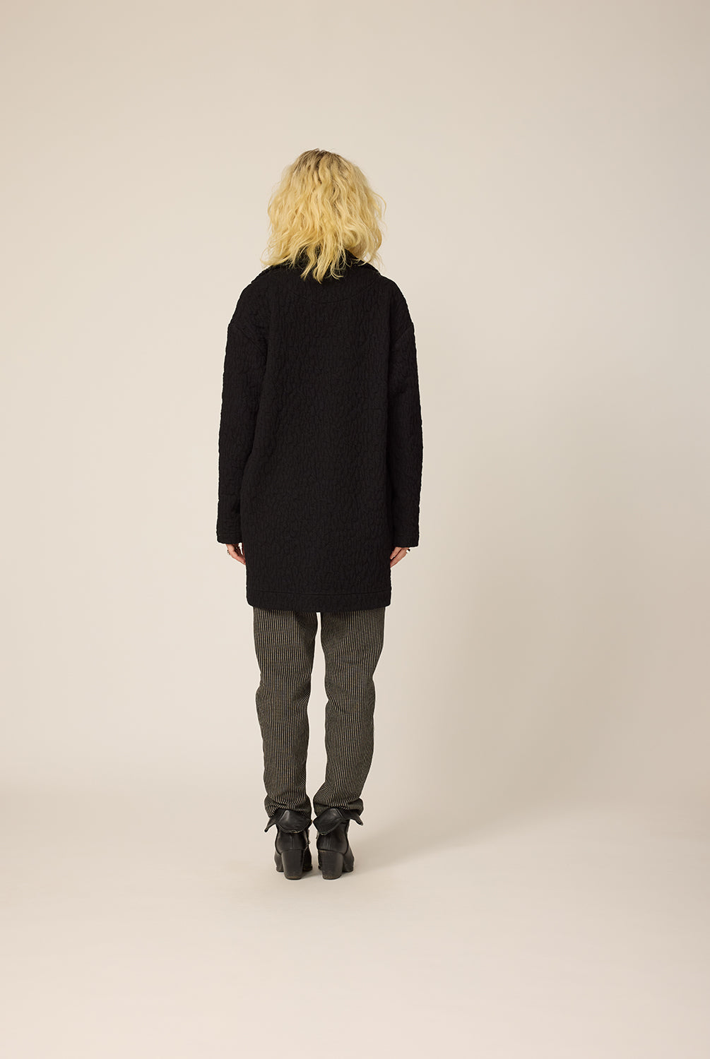 chlo-par-cokluch-veston-blazer-pardessus-evan-noir-haut-pull-polly-leo-noir-pantalon-aaron-joey-omaley-ah2627