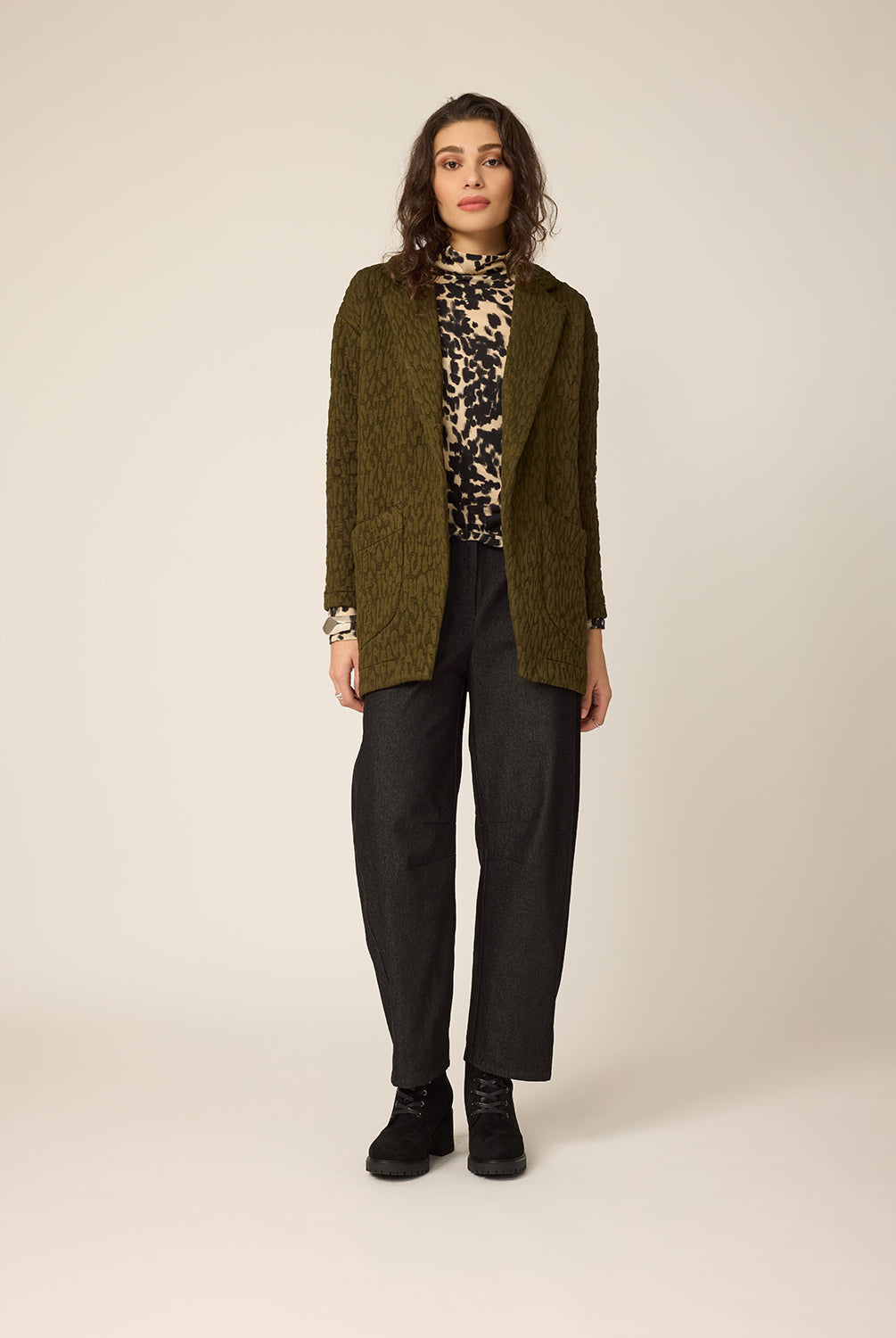 chlo-par-cokluch-veston-blazer-pardessus-evan-olive-haut-pull-mika-leo-noir-pantalon-lee-noir-ah2627