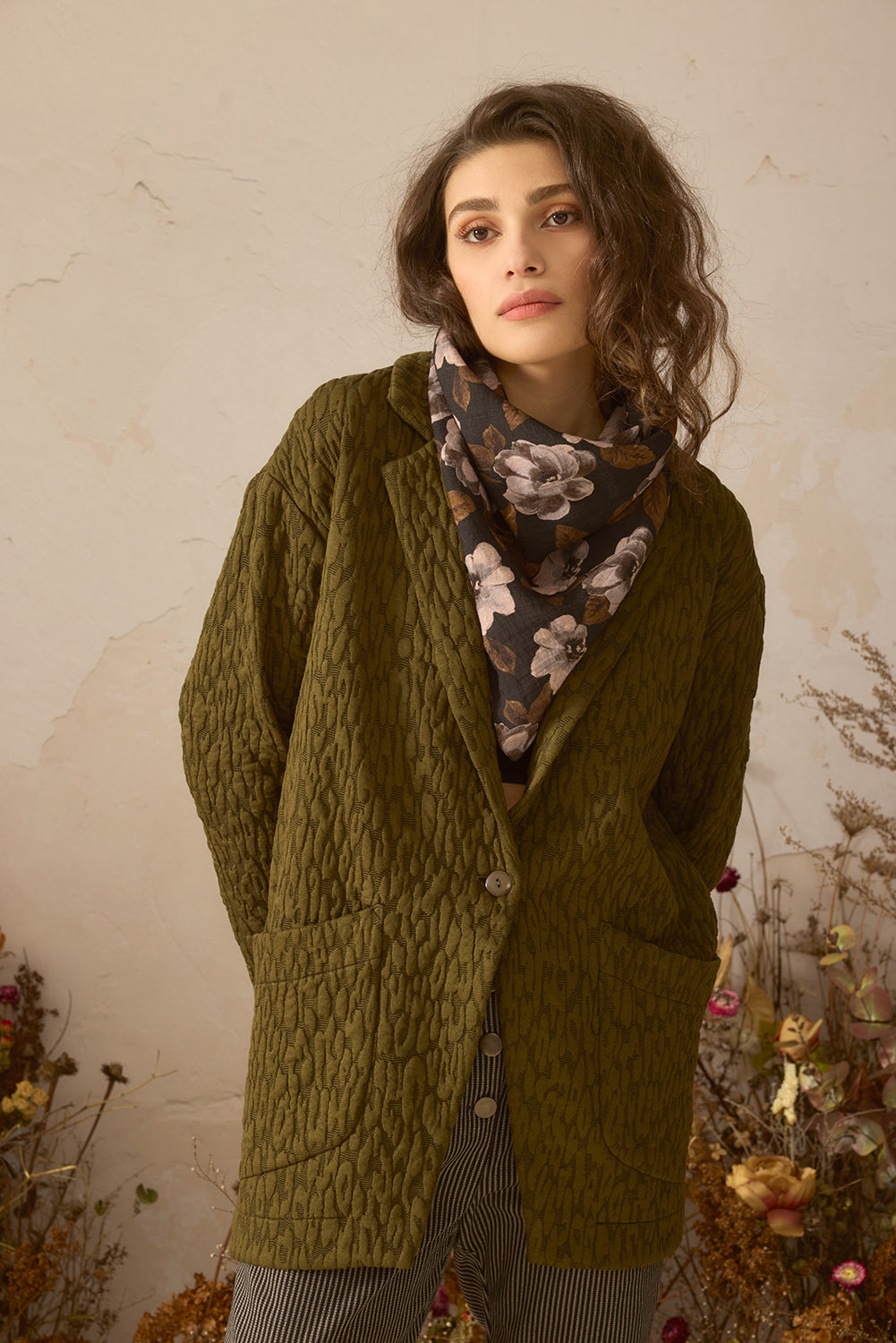 chlo-par-cokluch-veston-blazer-pardessus-evan-olive-haut-pull-mika-leo-noir-pantalon-lee-noir-ah2627
