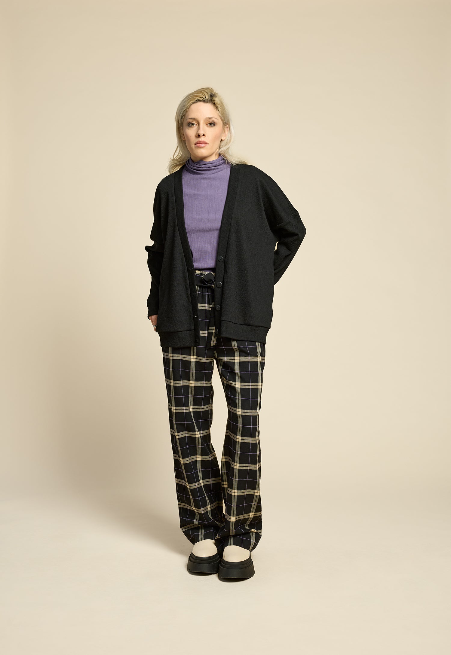 cokluch-cardigan-pardessus-cendres-noir-haut-colroule-solo-heron-pantalon-westcoast-plaid-noir-ah2526