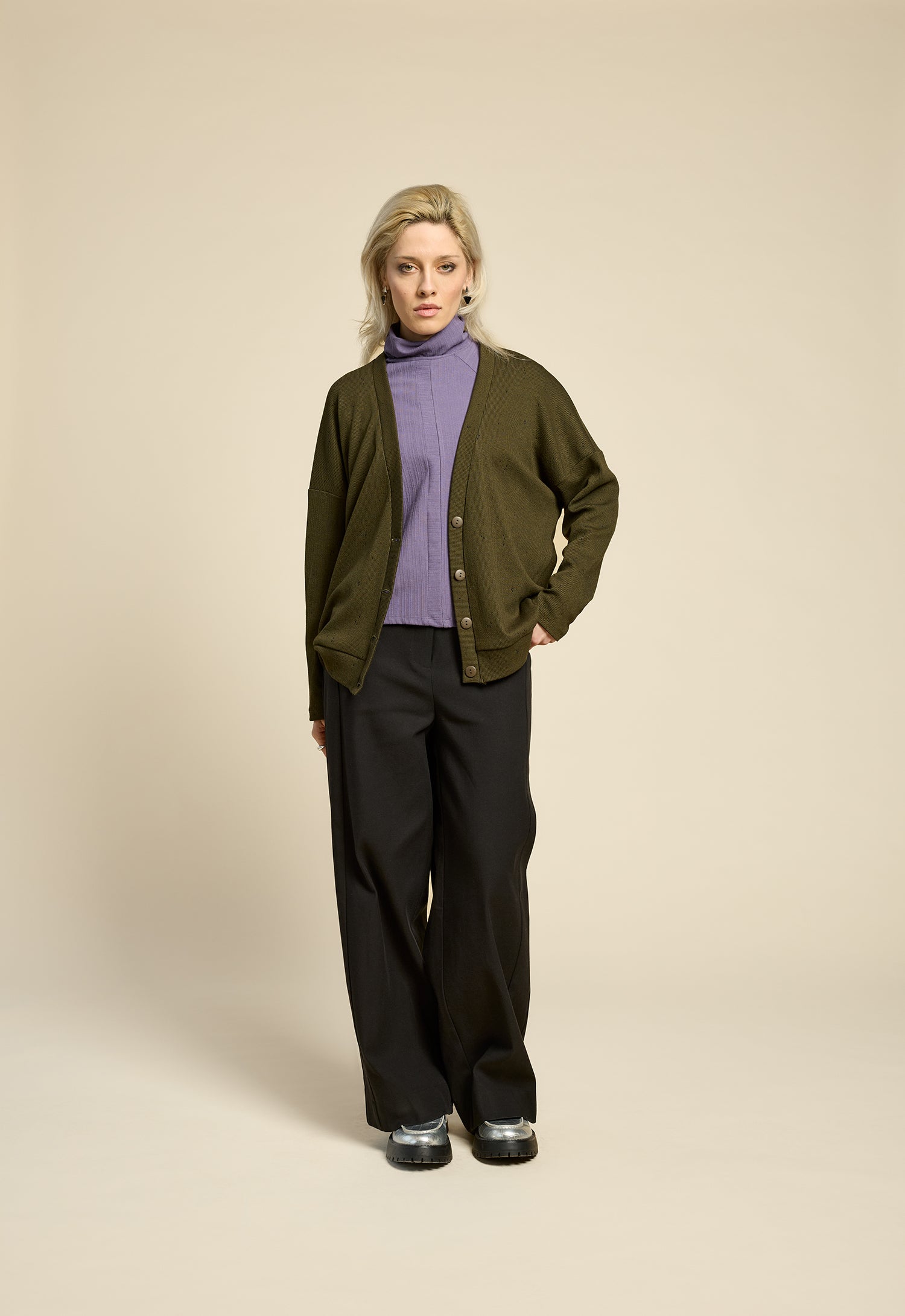 cokluch-cardigan-pardessus-cendres-olive-haut-souvenir-heron-pantalon-thechain-noir-ah2526