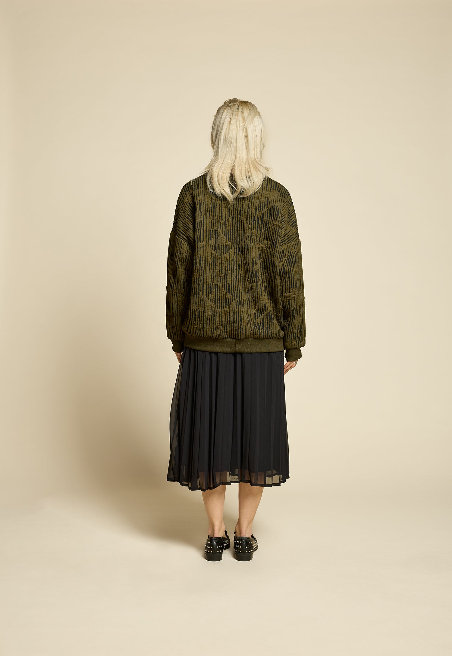 cokluch-haut-chandail-hotel-olive-jupe-flowers-noir-ah2526