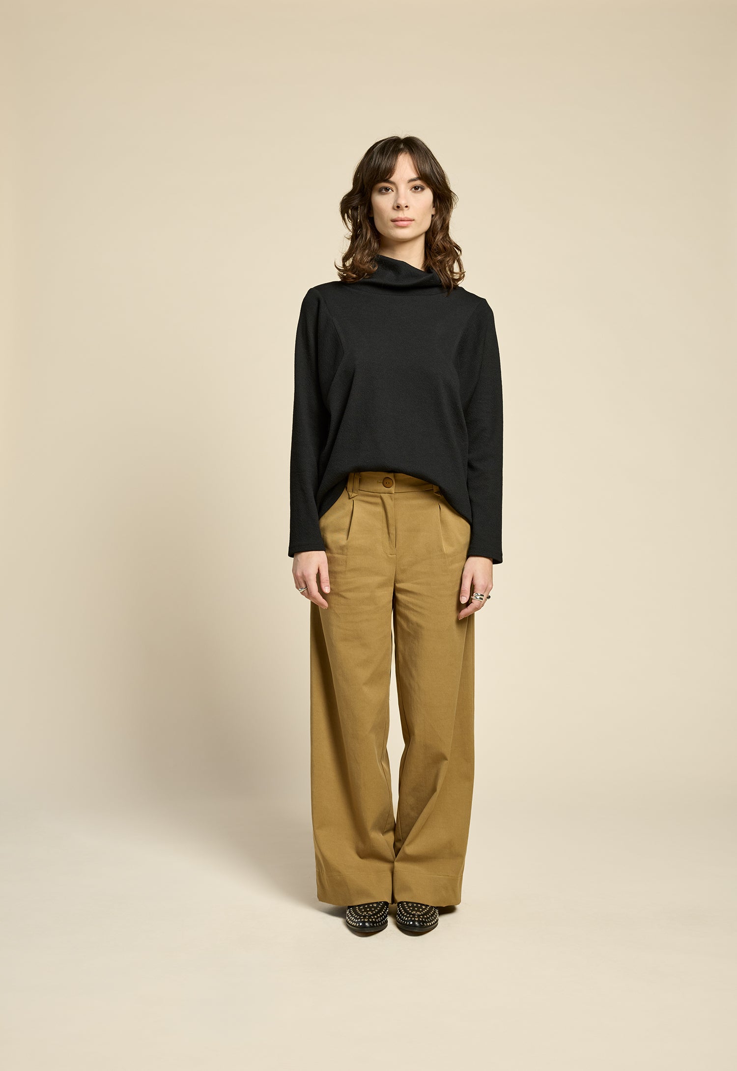 cokluch-haut-chandail-reminder-noir-pantalon-thechain-antique-ah2526