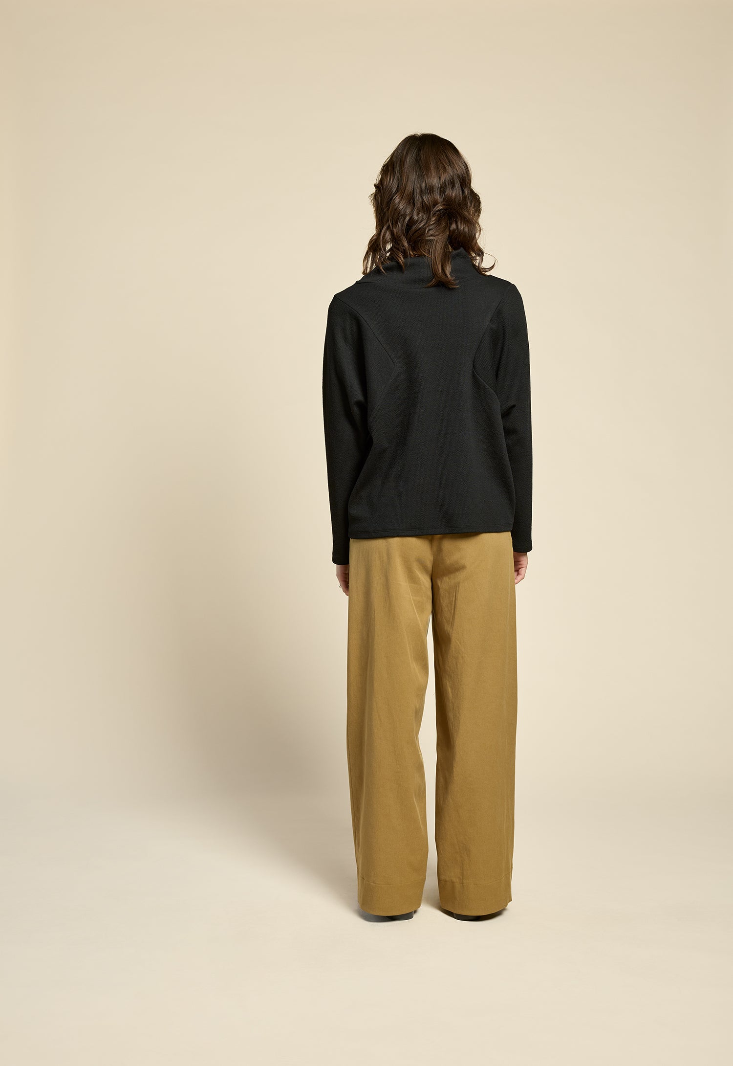 cokluch-haut-chandail-reminder-noir-pantalon-thechain-antique-ah2526