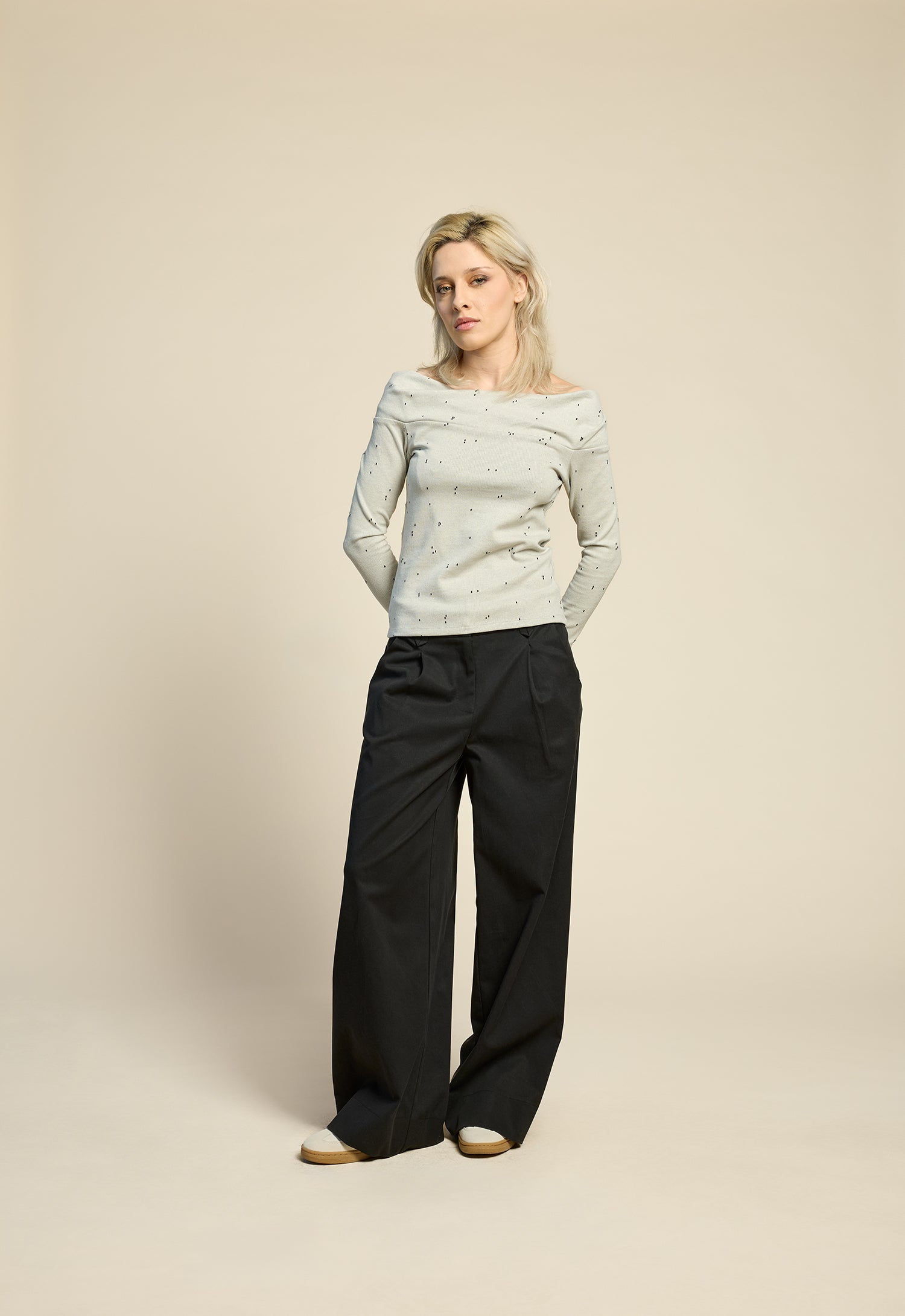 cokluch-haut-chandail-ruby-naturel-pantalon-thechain-noir-ah2526