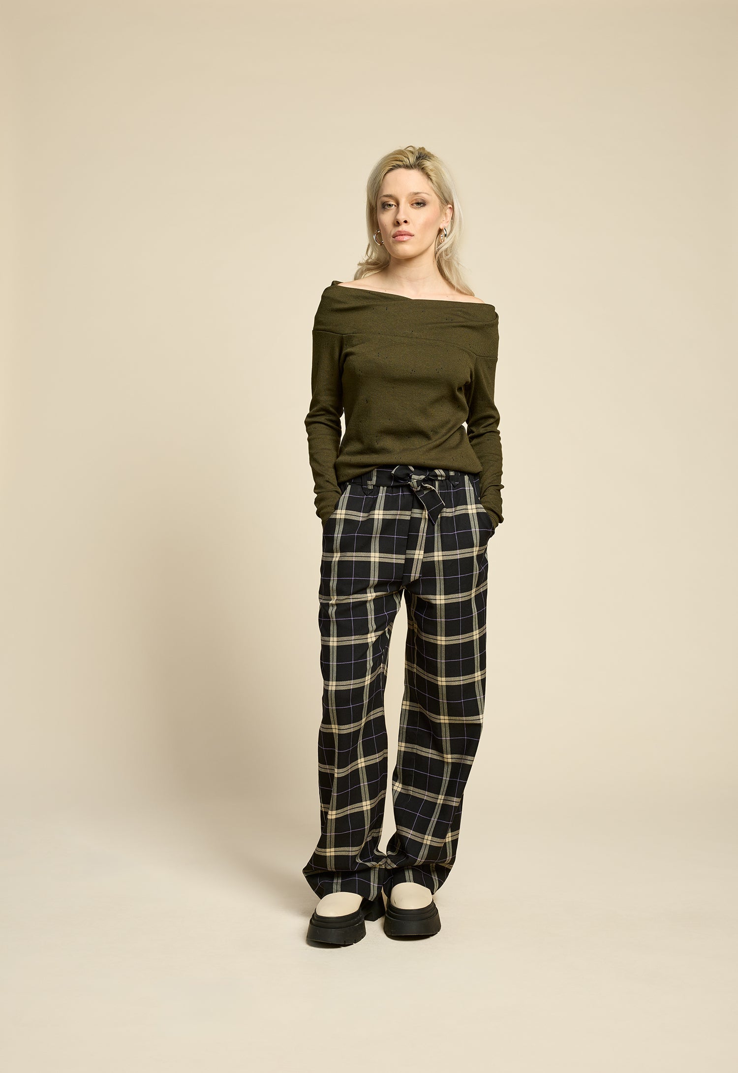 cokluch-haut-chandail-ruby-noir-pantalon-westcoast-plaid-noir-ah2526