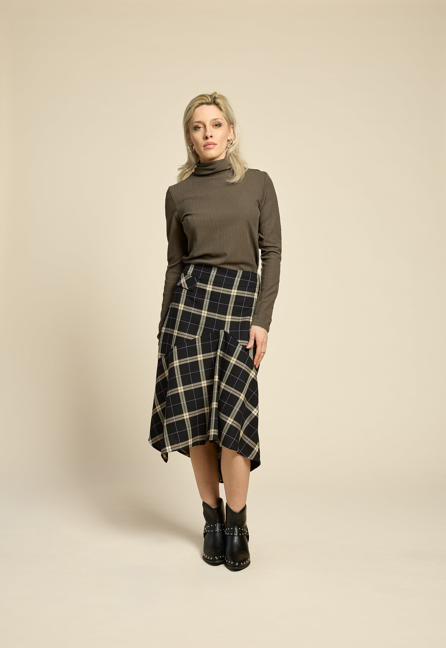 cokluch-haut-colroule-solo-olive-jupe-cosmiclove-plaid-noir-ah2526