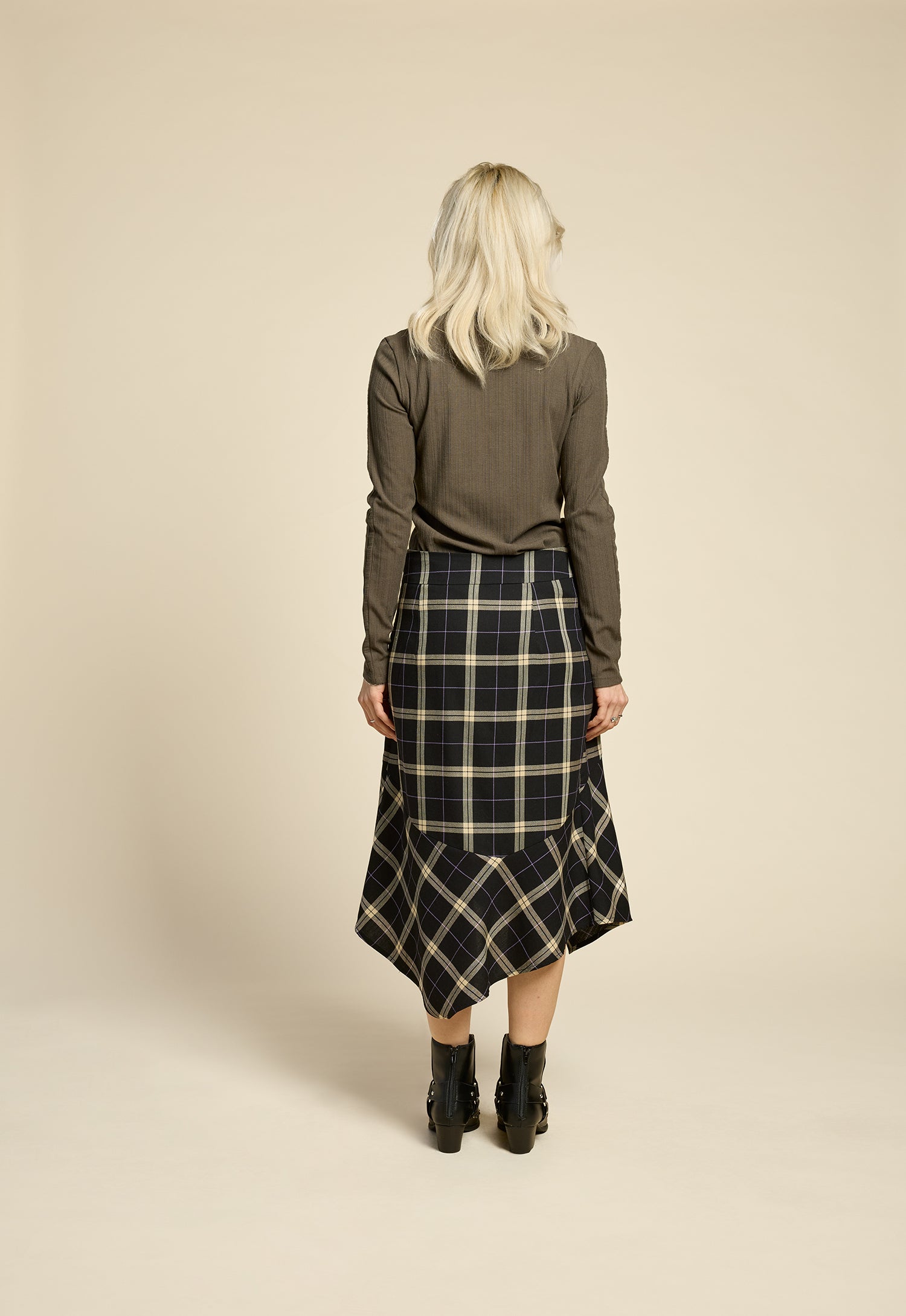 cokluch-haut-colroule-solo-olive-jupe-cosmiclove-plaid-noir-ah2526