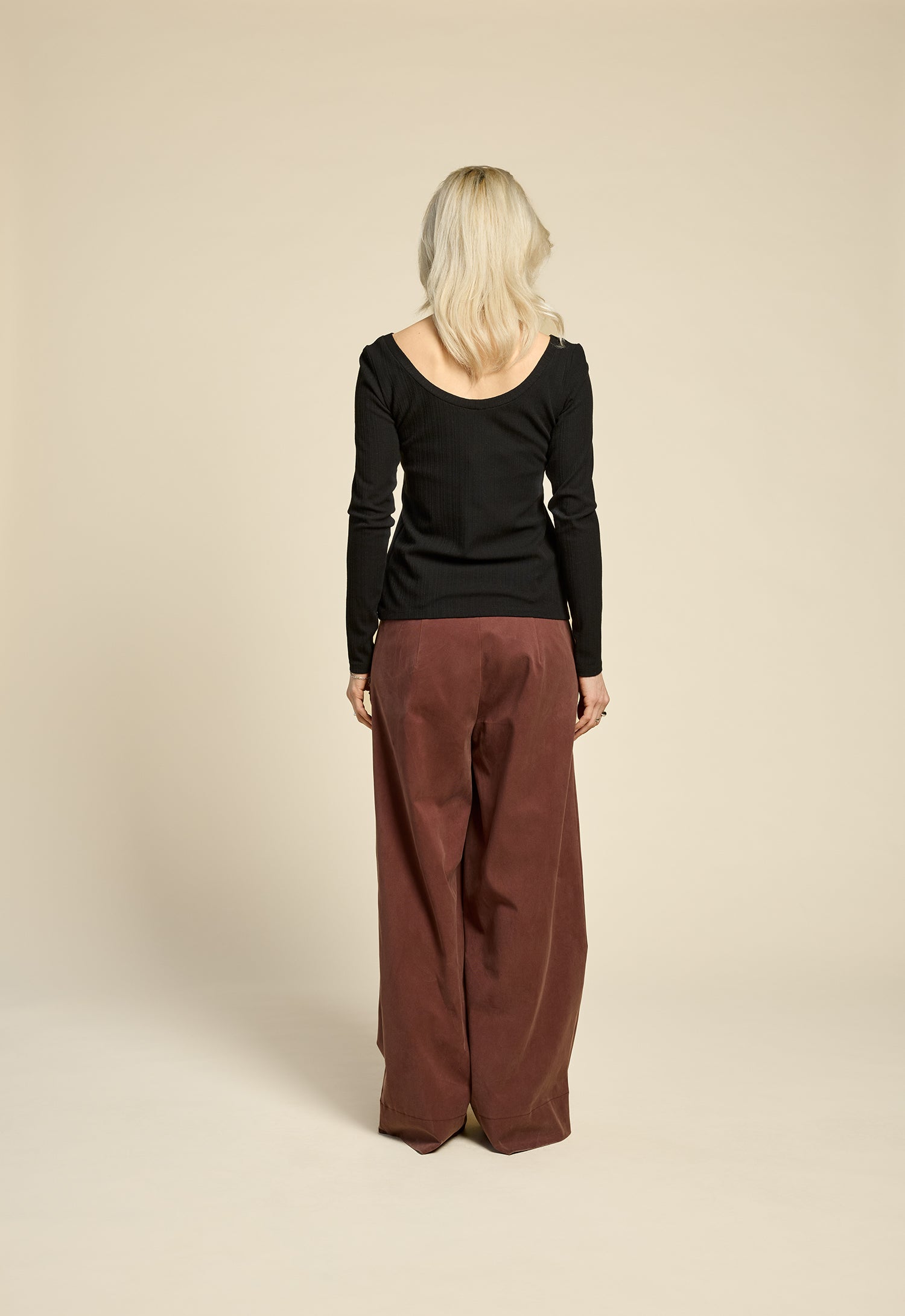 cokluch-haut-confetti-noir-pantalon-thechain-cappuccino-ah2526