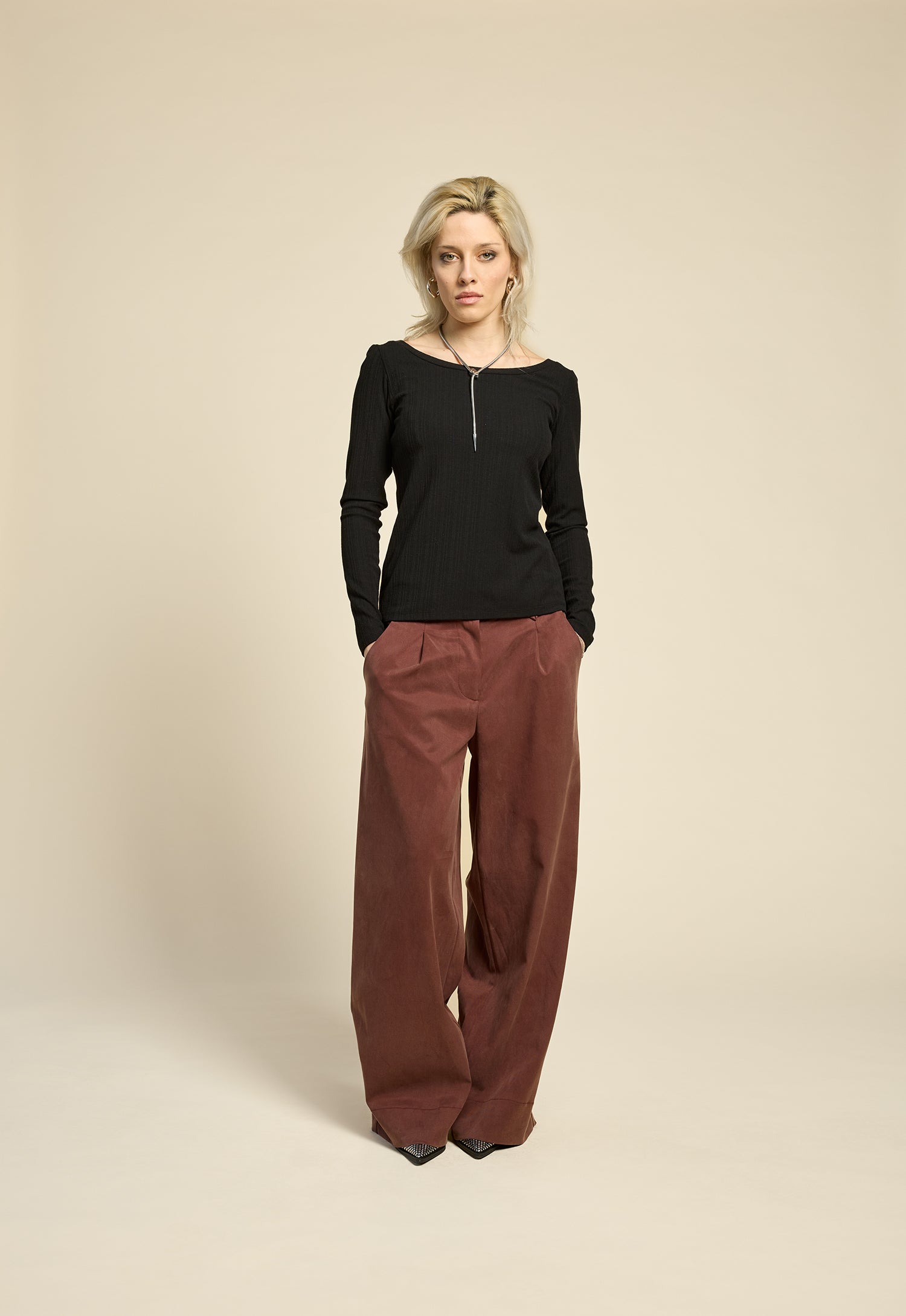 cokluch-haut-confetti-noir-pantalon-thechain-cappuccino-ah2526