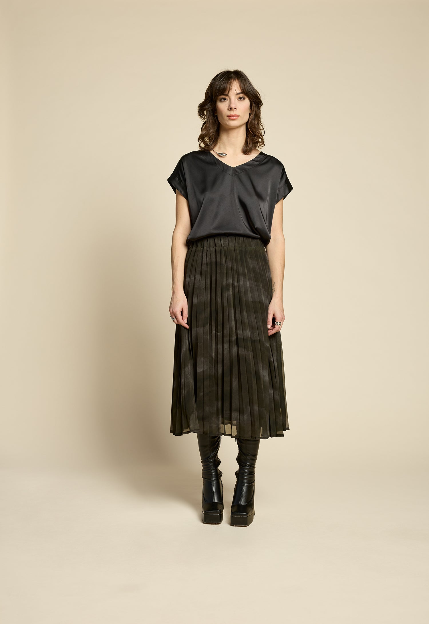 cokluch-haut-infinity-noir-jupe-flowers-mist-olive-ah2526