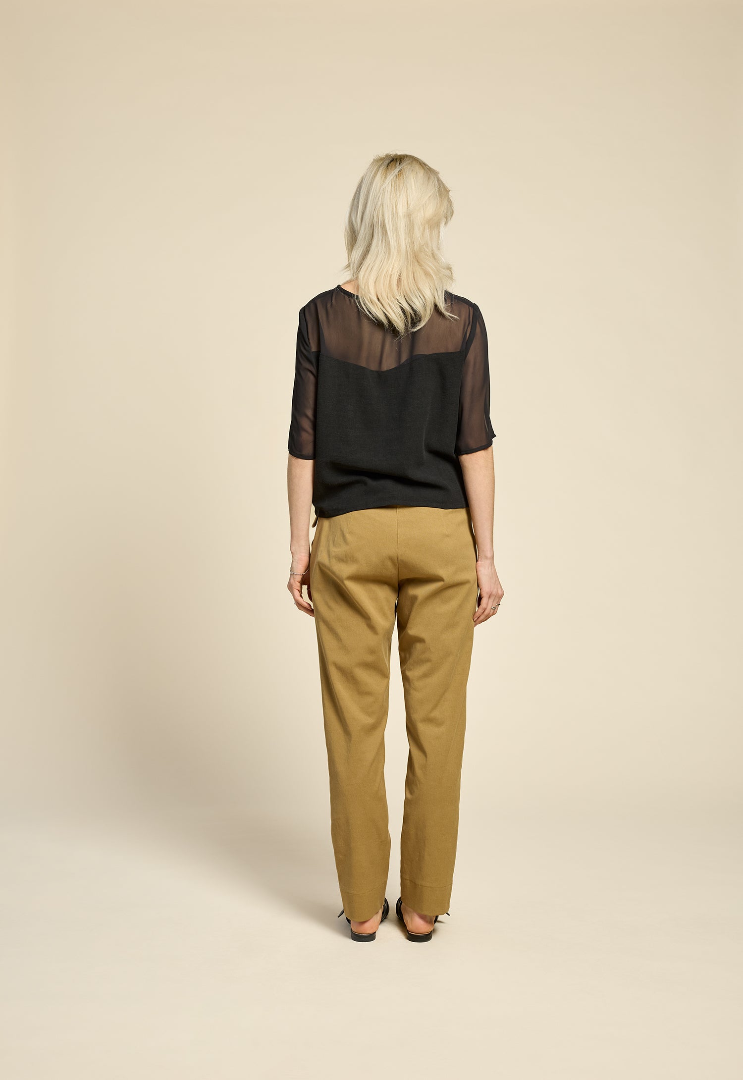 cokluch-haut-lamour-noir-pantalon-thefool-antique-ah2526