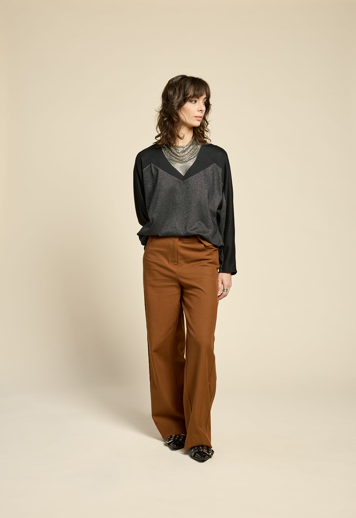 cokluch-haut-shadow-noir-facette-pantalon-romeo-cognac-ah2526-holiday