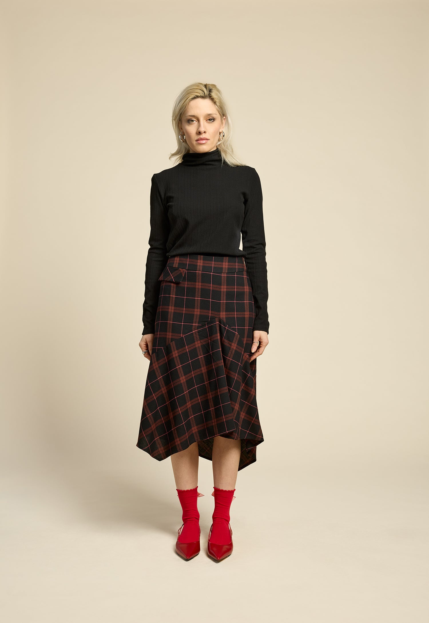 cokluch-haut-solo-noir-jupe-cosmiclove-plaid-bourgogne-ah2526