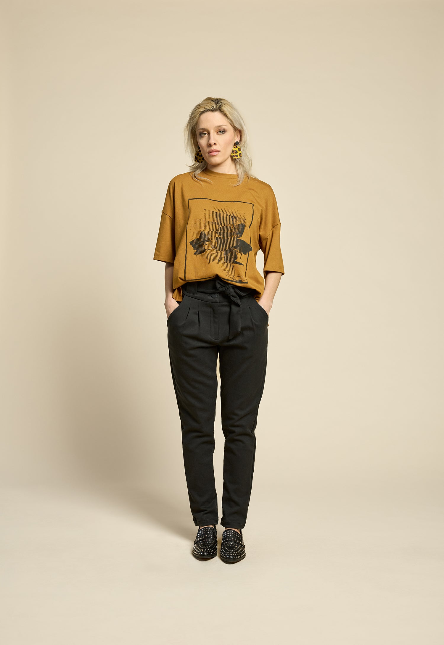 cokluch-haut-thelook-ocre-pantalon-immortels-noir-ah2526