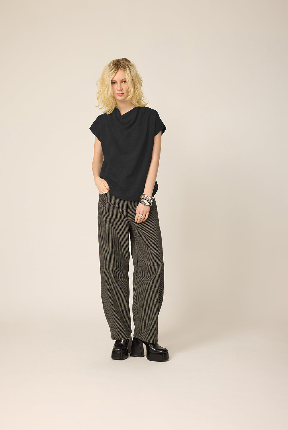 cokluch-haut-tshirt-gwen-noir-silky-pe24-pantalon-lee-omaley-ah2627