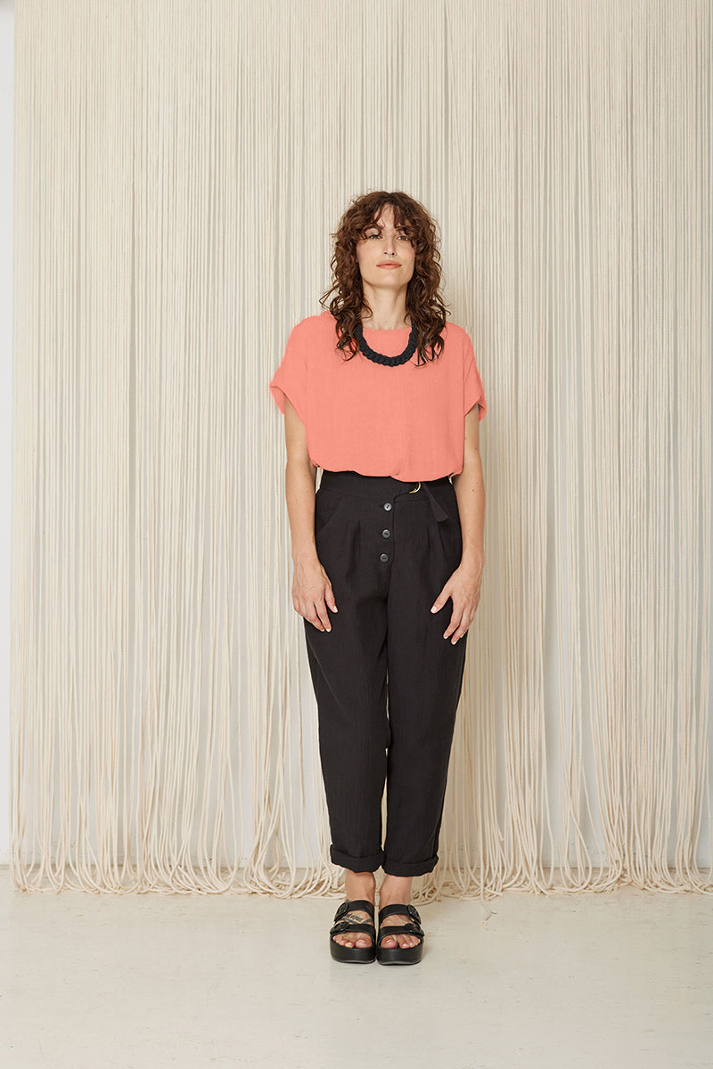 cokluch-haut-tshirt-ombre-papaye-pe25-pantalon-sophora-noir-pe23