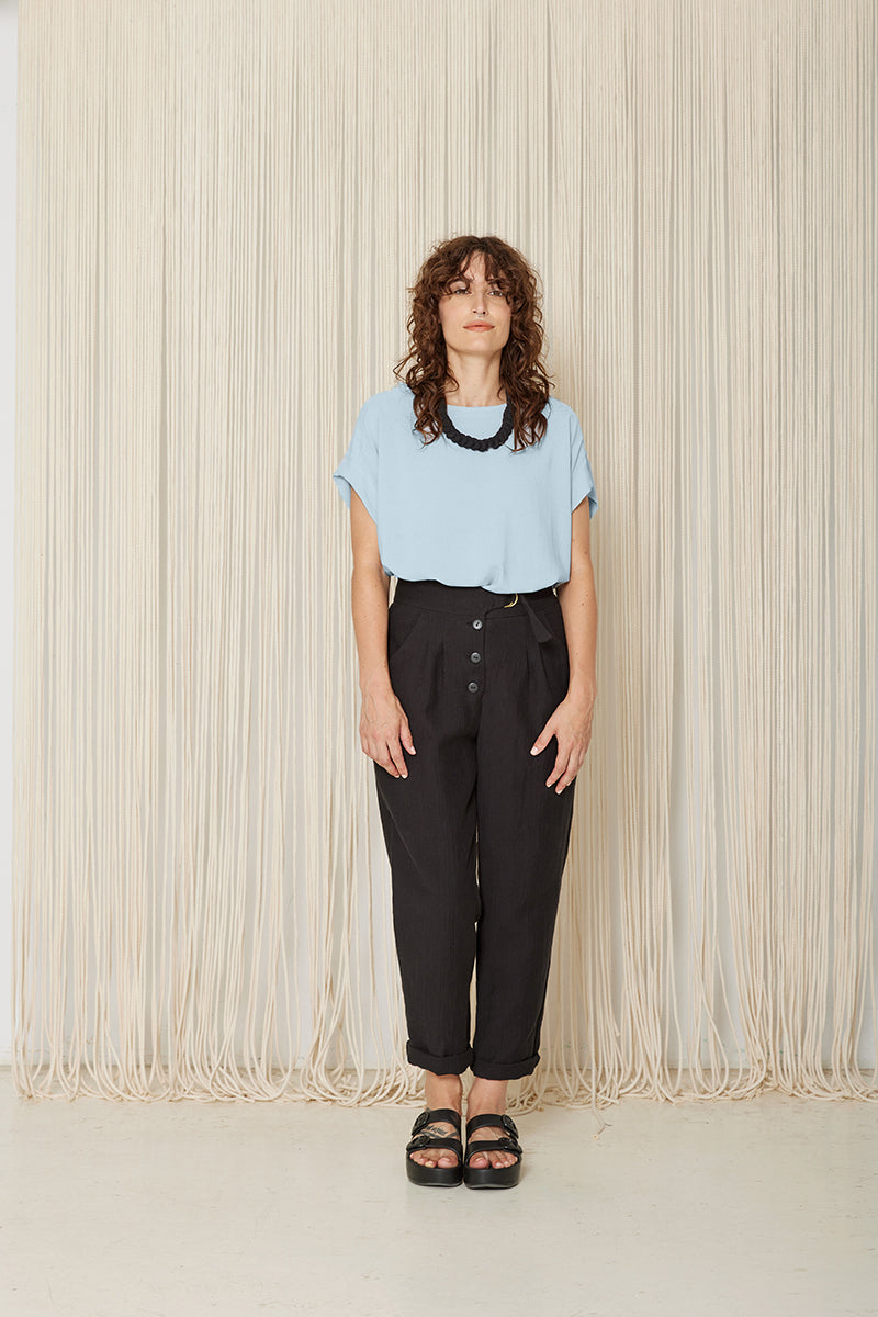 cokluch-haut-tshirt-ombre-sky-pe26-pantalon-sophora-noir-pe23