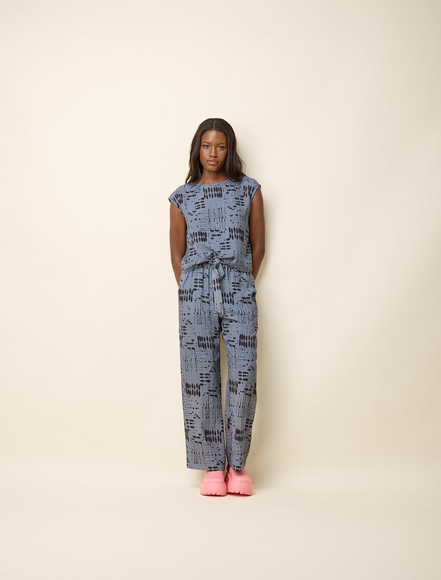 cokluch-pantalon-pantalonevasee-taillereguliere-ink-bleu-pe25