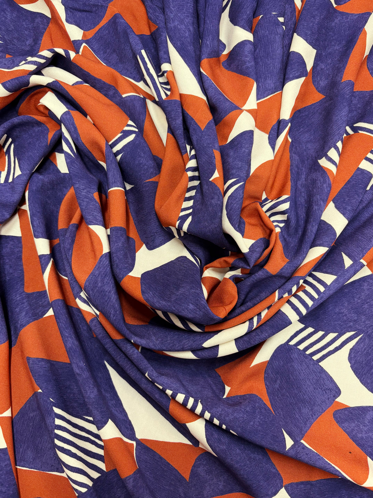 cokluch-tissu-tisse-imprime-half-moon-rouge-viscose