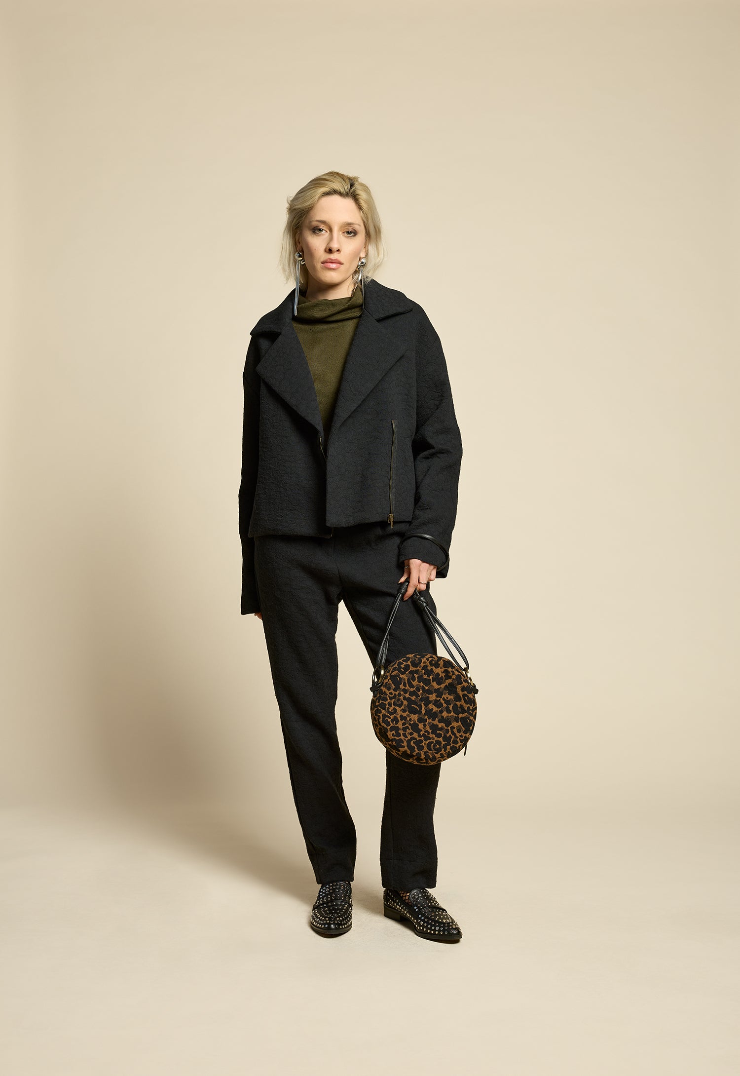 cokluch-veste-pardessus-perfectday-noir-haut-reminder-olive-pantalon-breeze-noir-ah2526