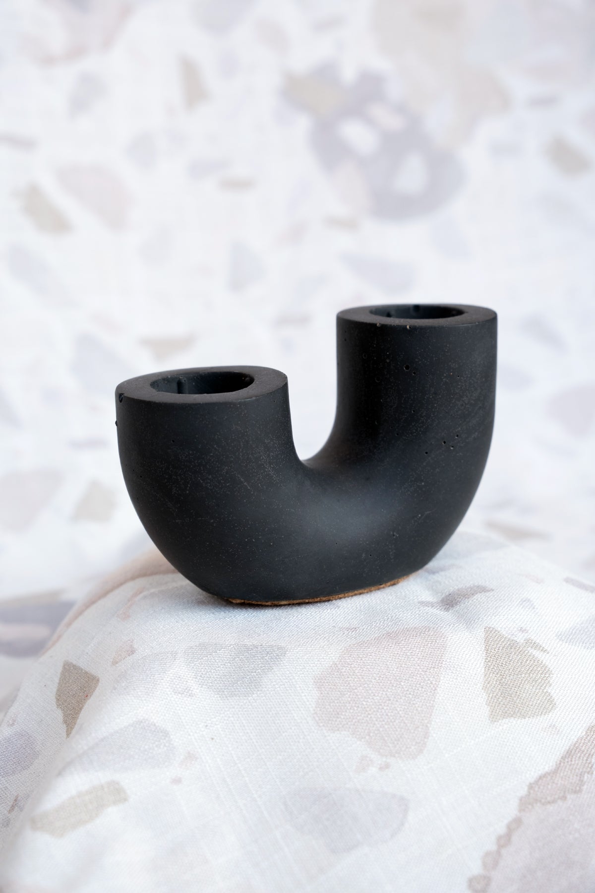 oli+mimi-bougeoir-chandelle-chandelier-jesmonite-resine-acrylique-noir