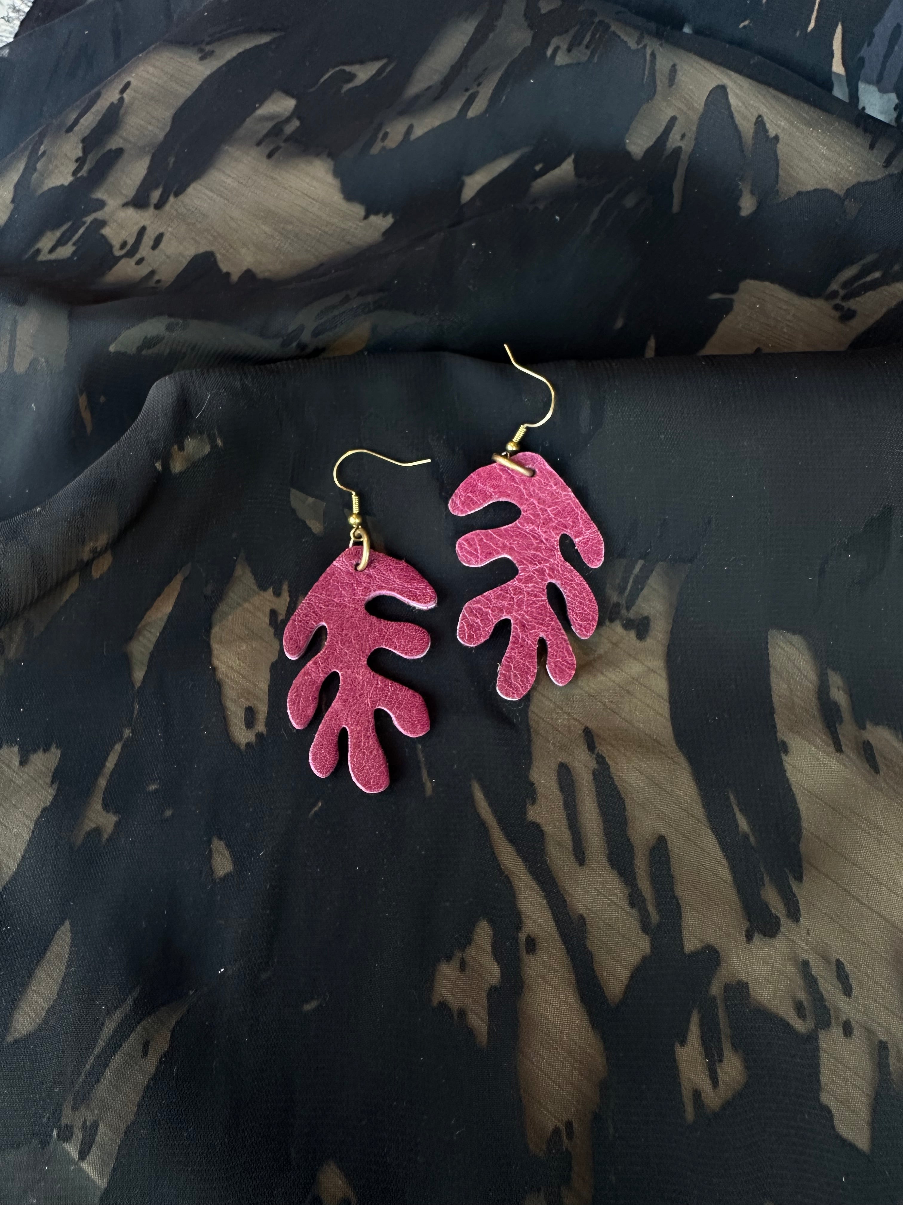 veinage-bijou-bouclesdoreilles-corail-cuir-framboise