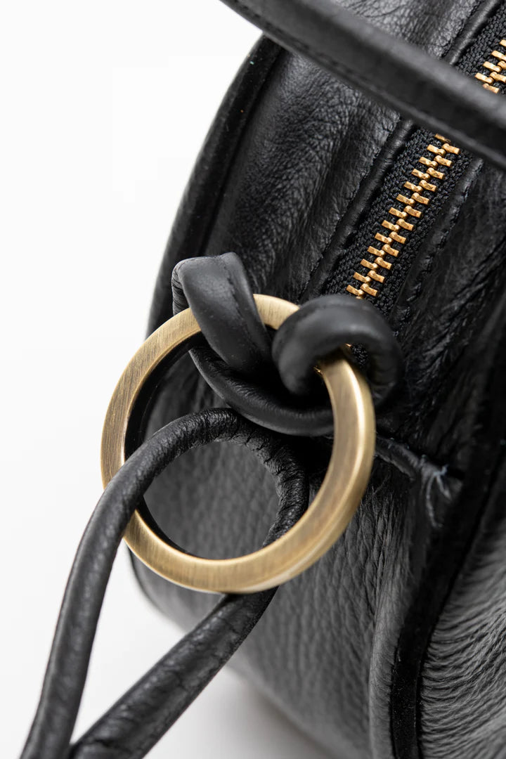 veinage-sac-sacbandouliere-sacamain-cuir-noir-macaron