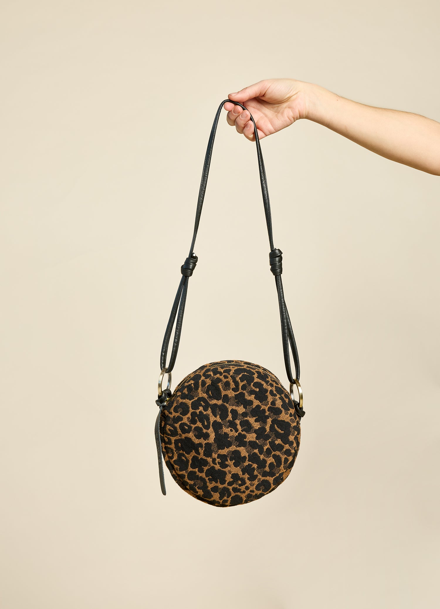 veinageXcokluch-sac-sacamain-rotondo-leopard-gold