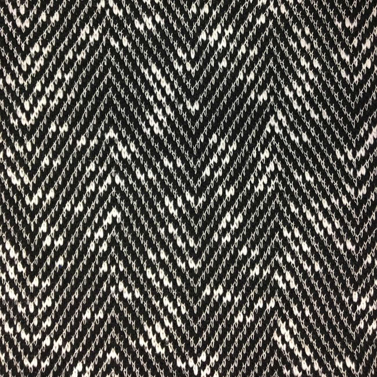 tissu-cokluch-tricot-chevron-noir-blanc